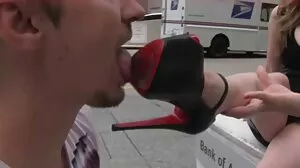 Η ξανθιά μπούστος MILF βρήκε τον εαυτό της ένα αγόρι-παιχνίδι για να παίξει