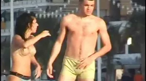 Ο θετός πατέρας εκμεταλλεύεται την ευκαιρία για να σκαρώσει τη θετή του μαμά