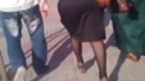 Μεγάλη λεία MILF κάτω από το δέντρο