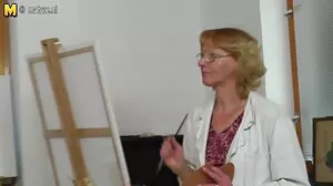 Η αυταρχική ξανθιά θετή μαμά παραγγέλνει το Chap to Lick