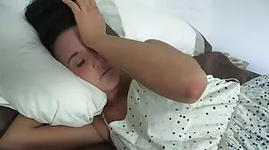 Το Blonde MILF Magnifique δείχνει υπέροχο σώμα στην πισίνα