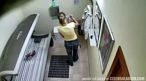 Οι θετές αδερφές Karla και Zoey μοιράζονται έναν κόκορα για πρωκτικό
