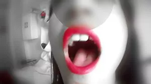 Ξανθιά MILF με τεράστια βυζιά καβαλάει το πουλί του θετού γιου της