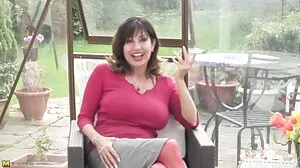 Big tit mama μοιράζεται ένα μεγάλο πουλί με έναν μικρότερο φίλο