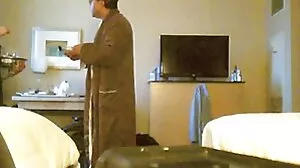 Ο Ricky κουνάει τα μαγευτικά βυζιά της GF μαμάς του