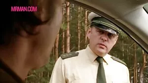 Οι μελανωμένοι νεοσσοί παίρνουν ένα ζεστό φορτίο στα μεγάλα τους γυαλιά