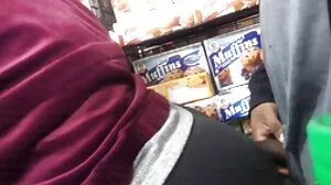 Δύο MILF με τεράστια βυζιά γαμούν έναν τυχερό άντρα