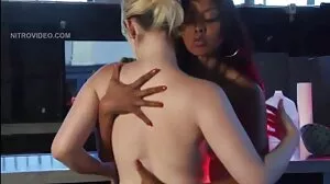 Η Asstastic Jynx Maze τρυπάει τον υπέροχο πισινό της από έναν τεράστιο κόκορα