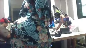 Η Kelsi Monroe χρειάζεται έναν χοντρό μπαμπά να σηκώσει τον κώλο της